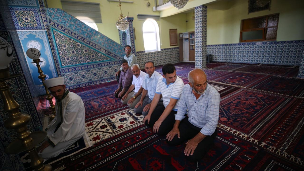 Foto - Asırlardır süren bir gelenek! Vefat eden kişinin halısı camiye seriliyor