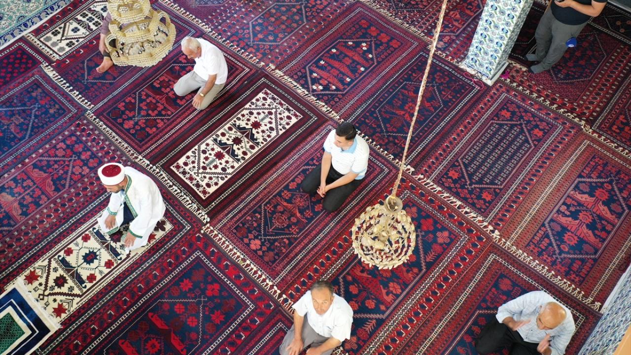 Foto - Asırlardır süren bir gelenek! Vefat eden kişinin halısı camiye seriliyor