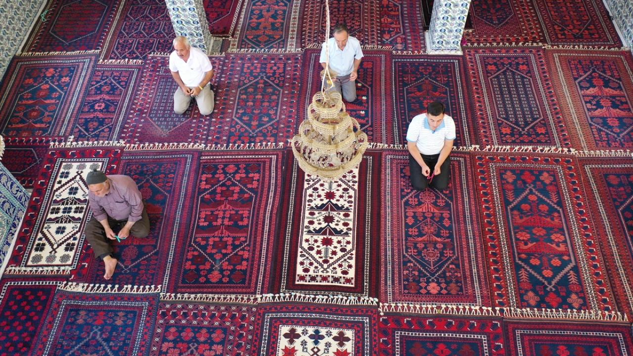 Foto - Asırlardır süren bir gelenek! Vefat eden kişinin halısı camiye seriliyor