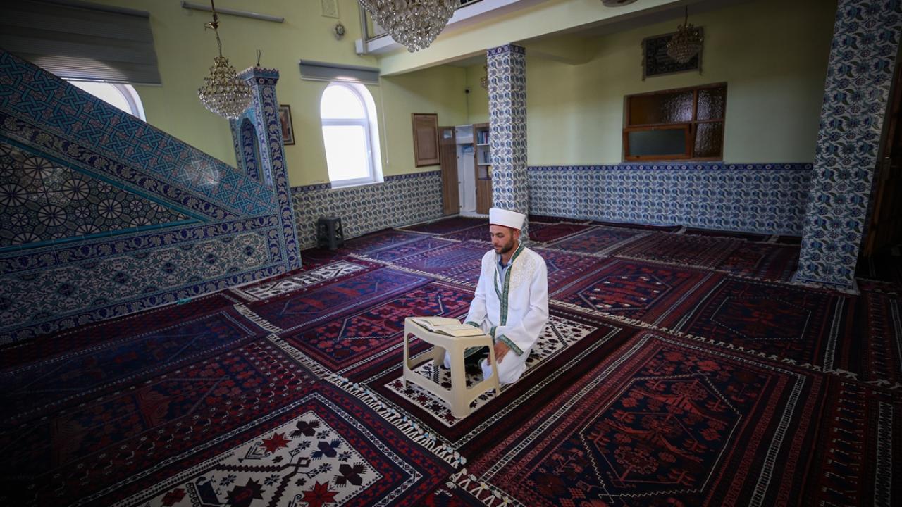 Foto - Asırlardır süren bir gelenek! Vefat eden kişinin halısı camiye seriliyor