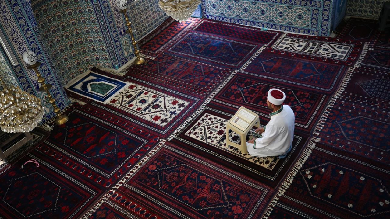 Foto - Asırlardır süren bir gelenek! Vefat eden kişinin halısı camiye seriliyor