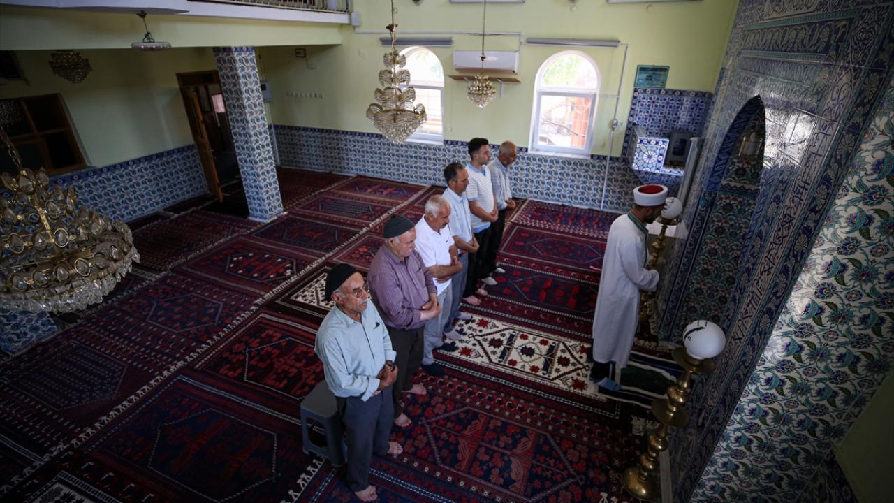 Foto - Asırlardır süren bir gelenek! Vefat eden kişinin halısı camiye seriliyor