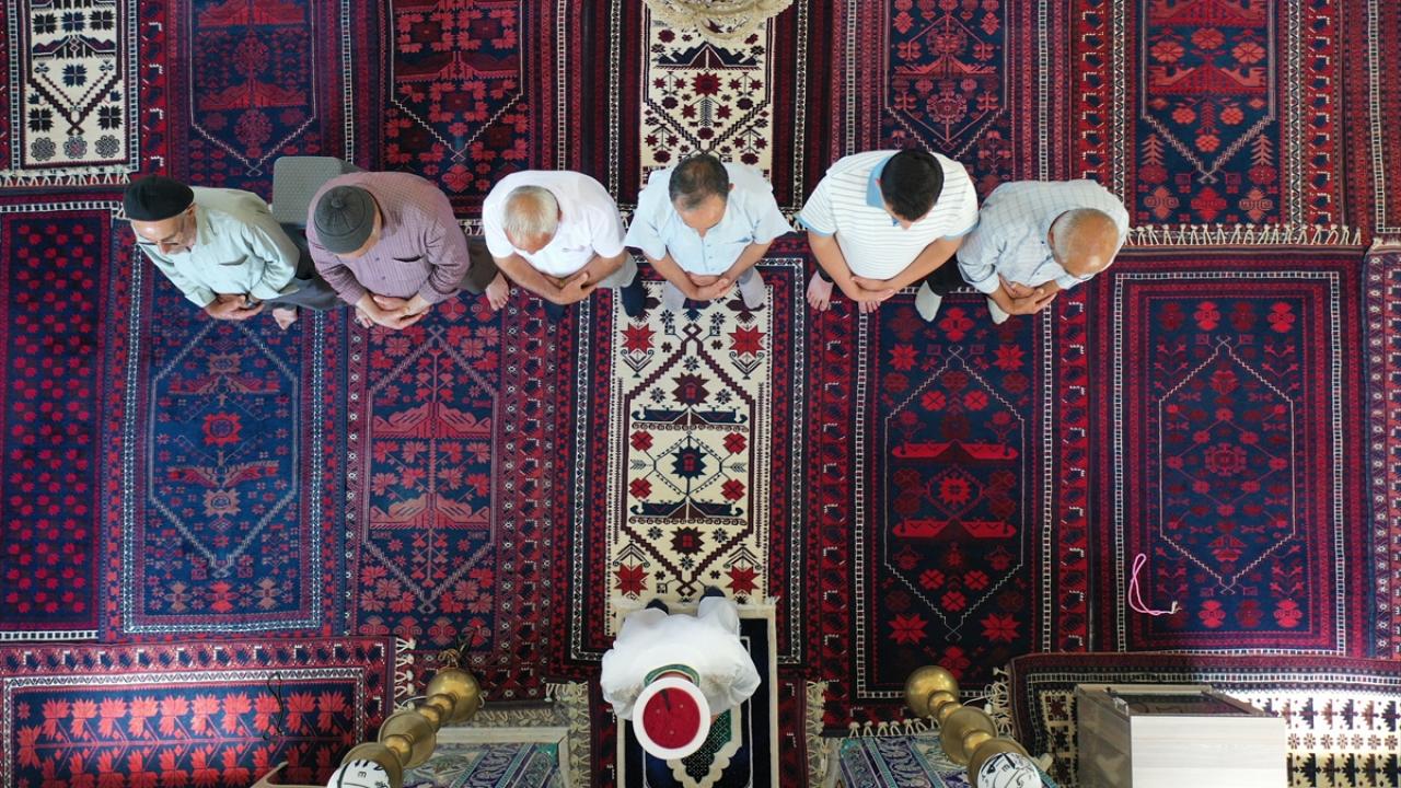 Foto - Asırlardır süren bir gelenek! Vefat eden kişinin halısı camiye seriliyor
