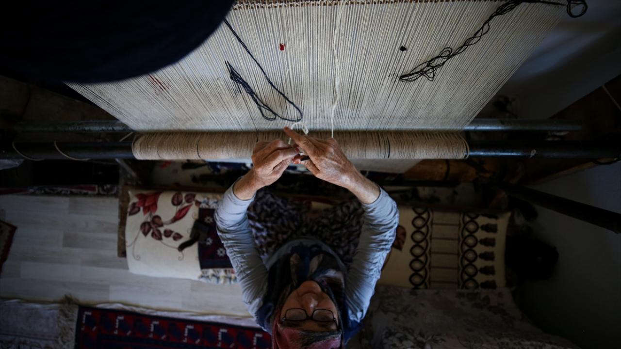 Foto - Asırlardır süren bir gelenek! Vefat eden kişinin halısı camiye seriliyor