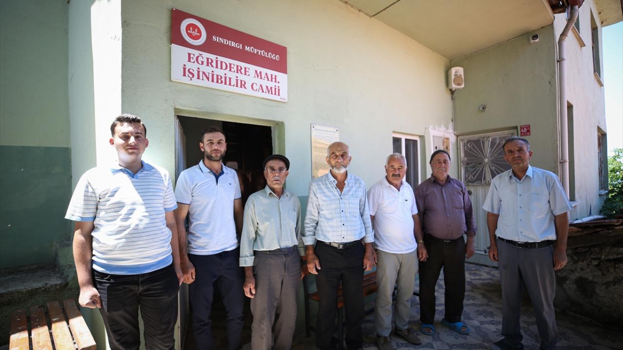 Foto - Asırlardır süren bir gelenek! Vefat eden kişinin halısı camiye seriliyor