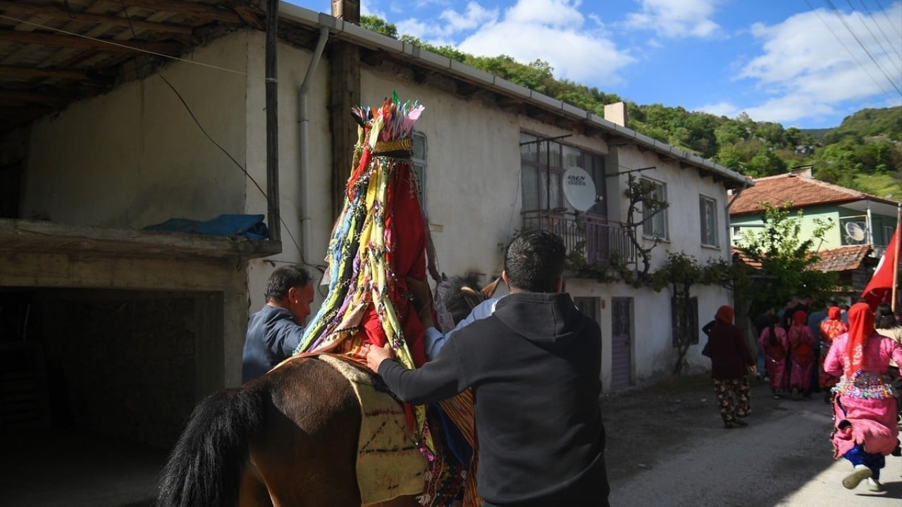 Foto - Asırlık düğün geleneği Üç etekli allı gelini ata bindirdiler