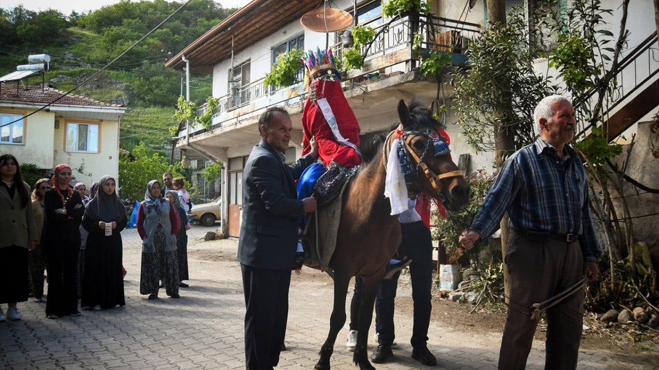 Foto - Asırlık düğün geleneği Üç etekli allı gelini ata bindirdiler