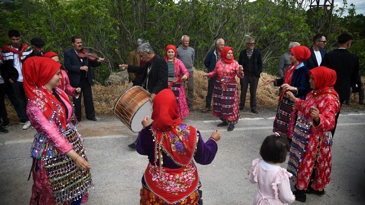 Foto - Asırlık düğün geleneği Üç etekli allı gelini ata bindirdiler