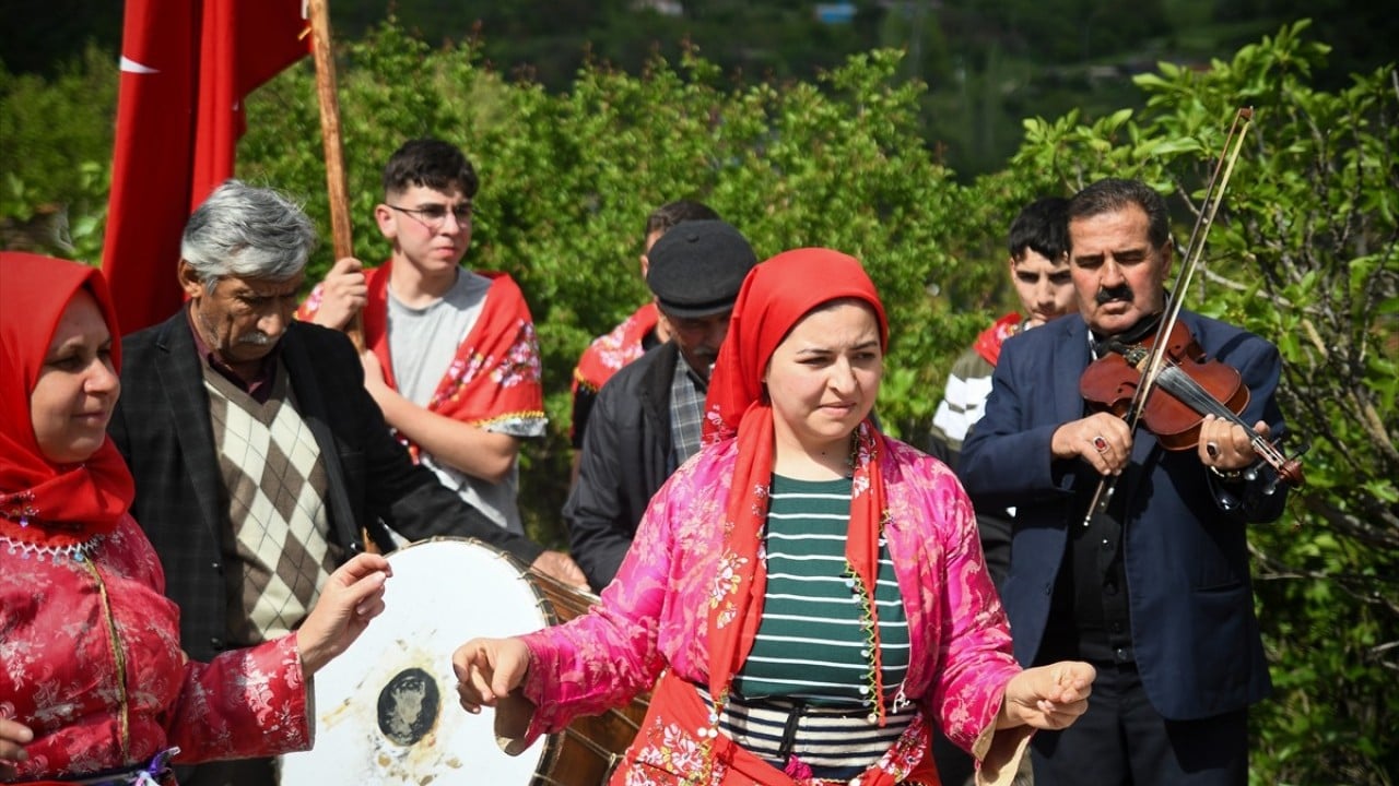 Foto - Asırlık düğün geleneği Üç etekli allı gelini ata bindirdiler