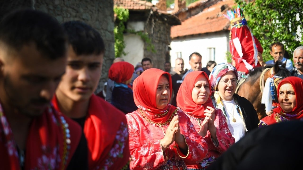 Foto - Asırlık düğün geleneği Üç etekli allı gelini ata bindirdiler