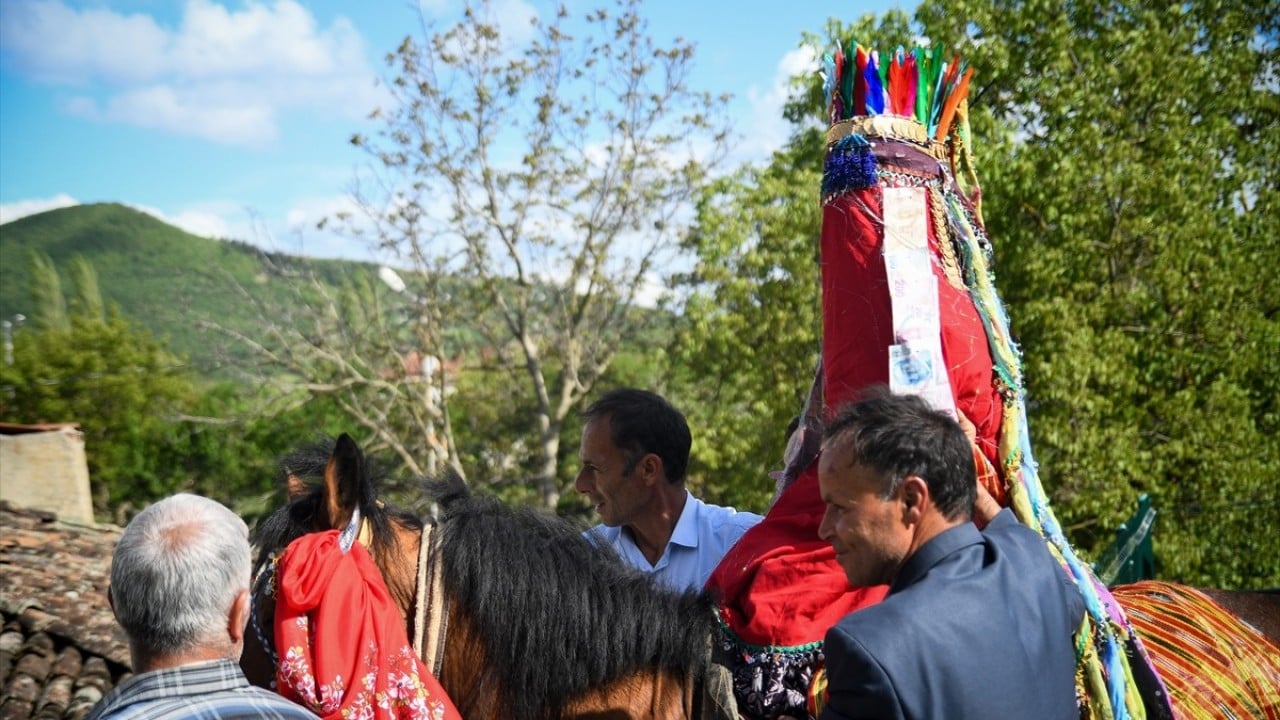 Foto - Asırlık düğün geleneği Üç etekli allı gelini ata bindirdiler