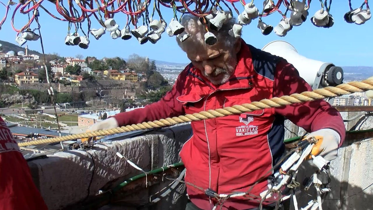 Foto - Asırlık gelenek! Bursa Ulu Cami’de mahya asıldı
