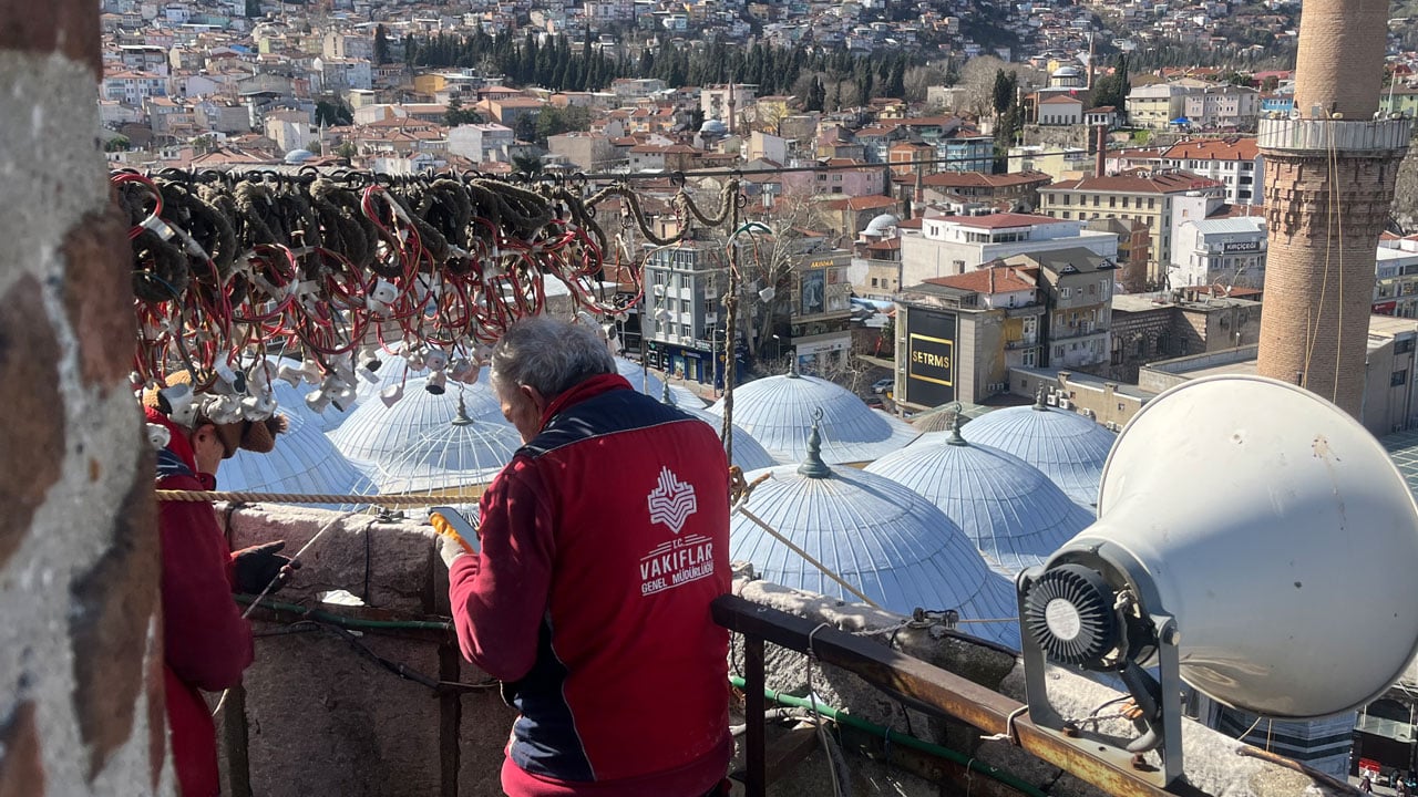 Foto - Asırlık gelenek! Bursa Ulu Cami’de mahya asıldı