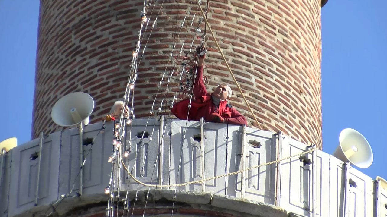 Foto - Asırlık gelenek! Bursa Ulu Cami’de mahya asıldı