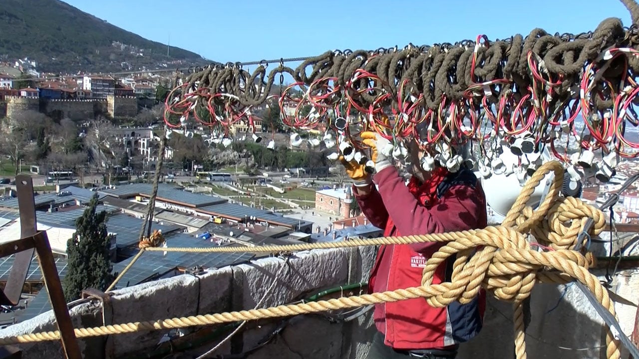 Foto - Asırlık gelenek! Bursa Ulu Cami’de mahya asıldı