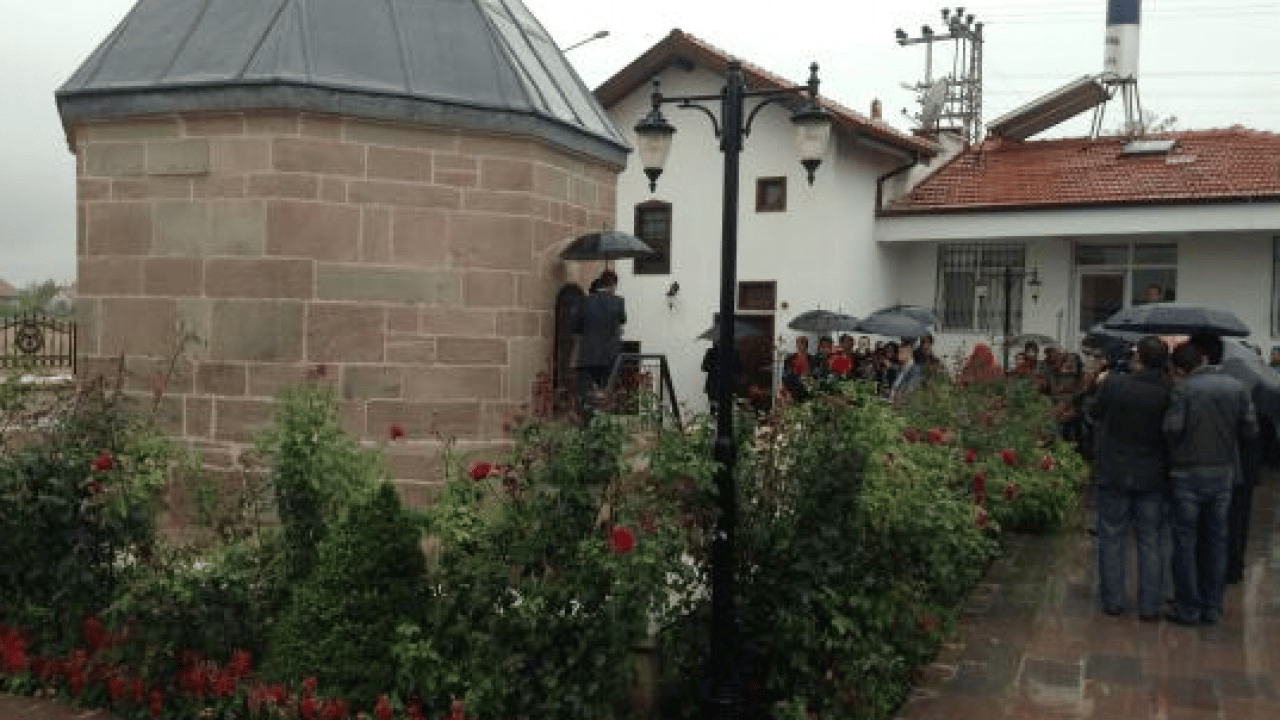 Foto - Asırlık gelenek sürüyor: Ateşbaz-ı Veli Türbesi’nde ‘tuz’ ikramıyla şifa dağıtılıyor