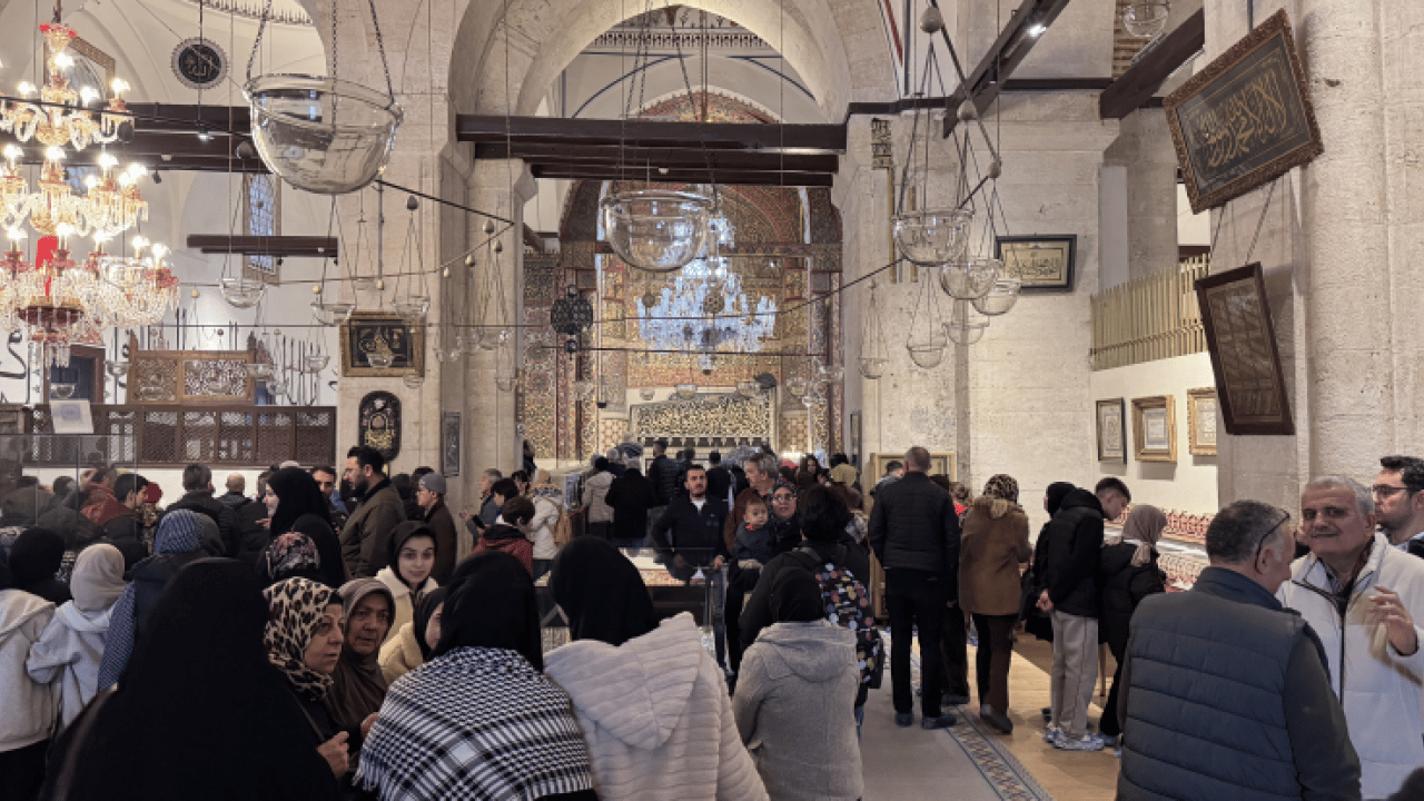 Asırlık gelenek sürüyor: Ateşbaz-ı Veli Türbesi’nde ‘tuz’ ikramıyla şifa dağıtılıyor