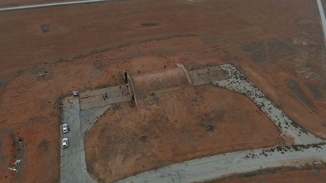 Foto - Askeri havalimanı ele geçirildi!