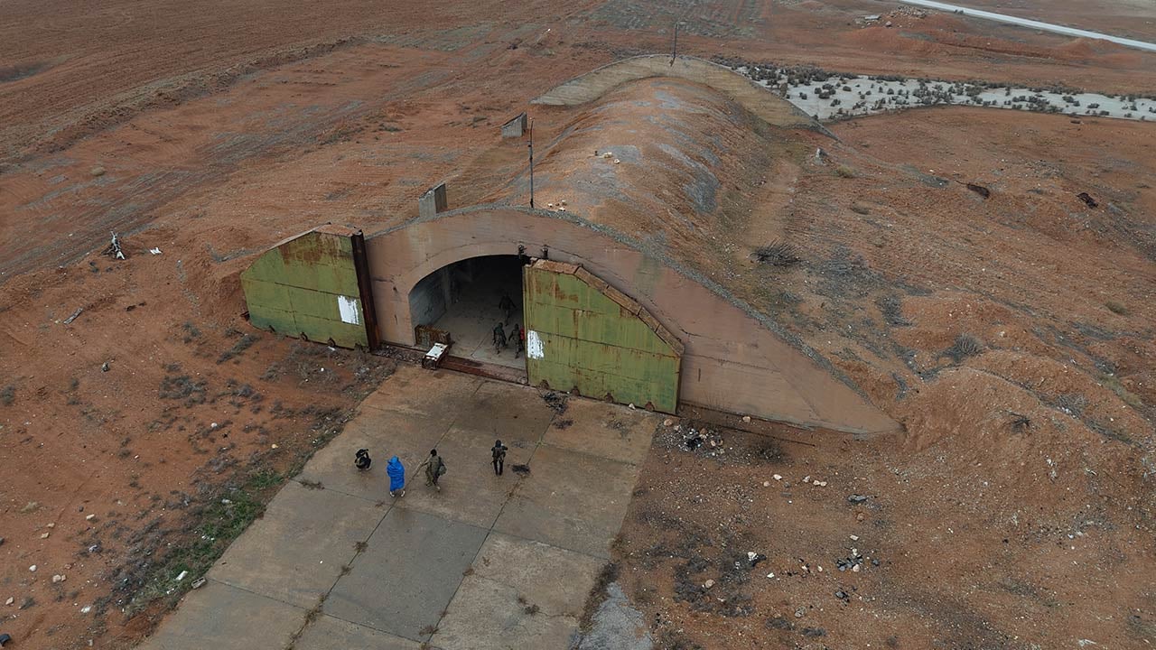 Foto - Askeri havalimanı ele geçirildi!