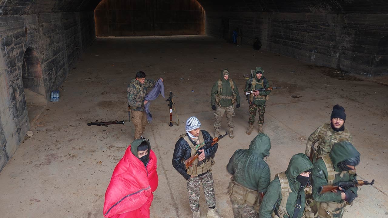 Foto - Askeri havalimanı ele geçirildi!