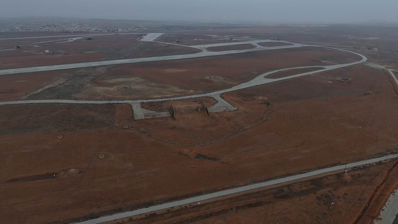 Foto - Askeri havalimanı ele geçirildi!