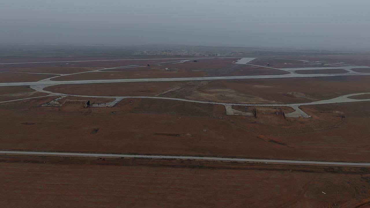 Foto - Askeri havalimanı ele geçirildi!