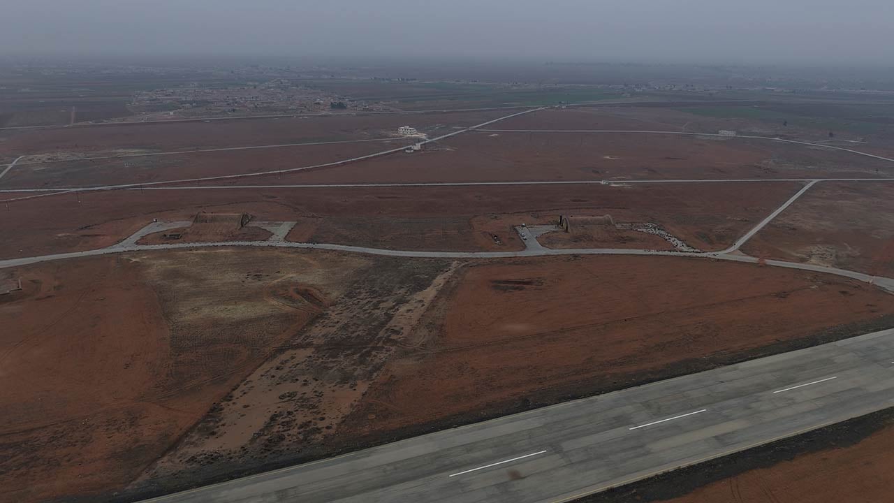 Foto - Askeri havalimanı ele geçirildi!