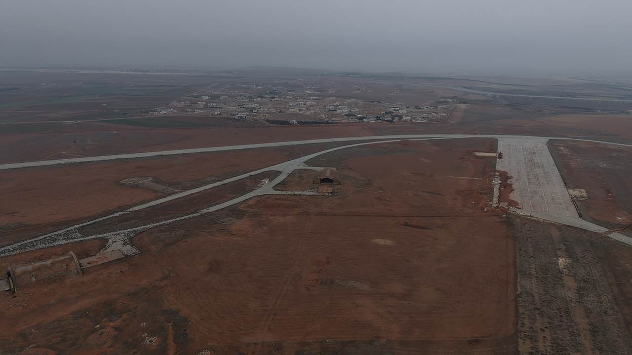 Foto - Askeri havalimanı ele geçirildi!