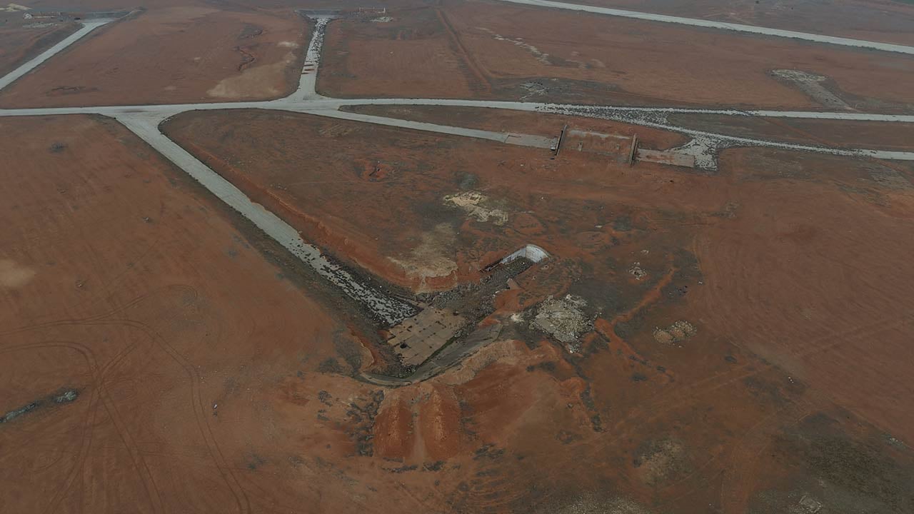 Foto - Askeri havalimanı ele geçirildi!