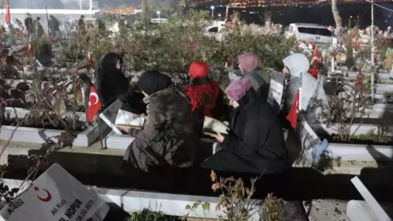 Foto - Asrın felaketinde 3. yıl: Mezarlıklarda hüzünlü buluşma: Kabirlere karanfil bırakıldı