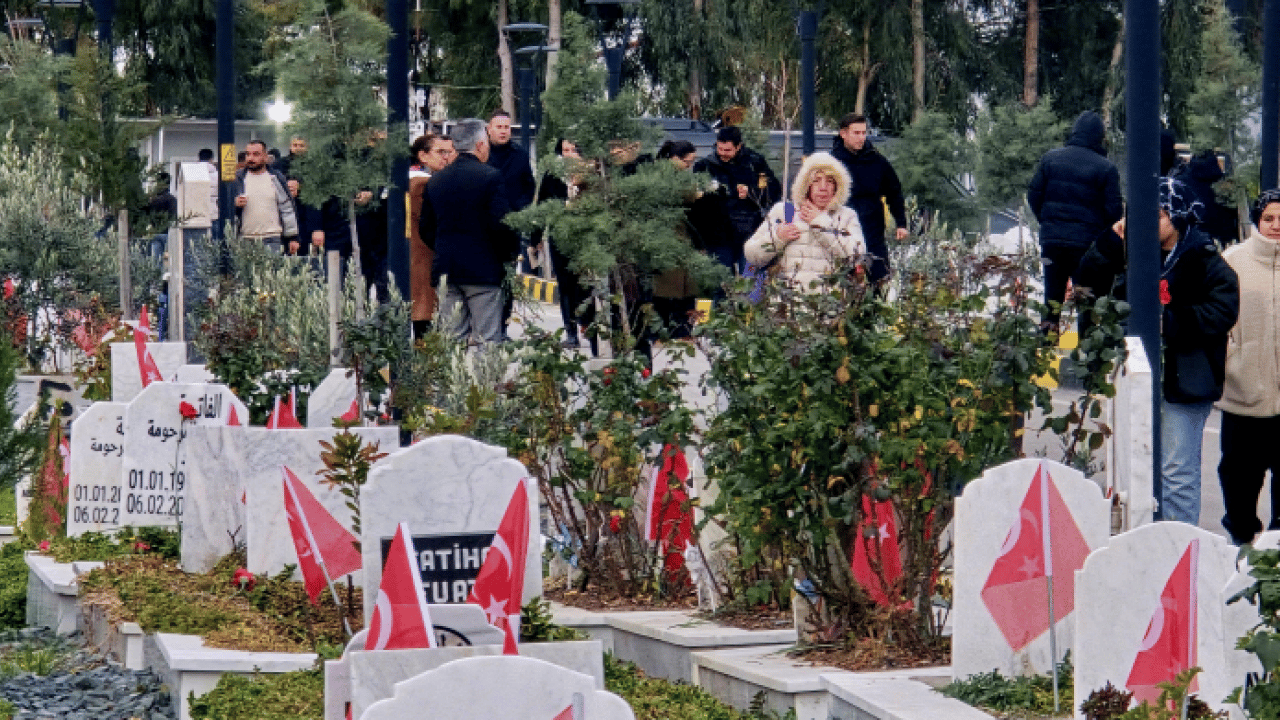 Asrın felaketinde 3. yıl: Mezarlıklarda hüzünlü buluşma: Kabirlere karanfil bırakıldı