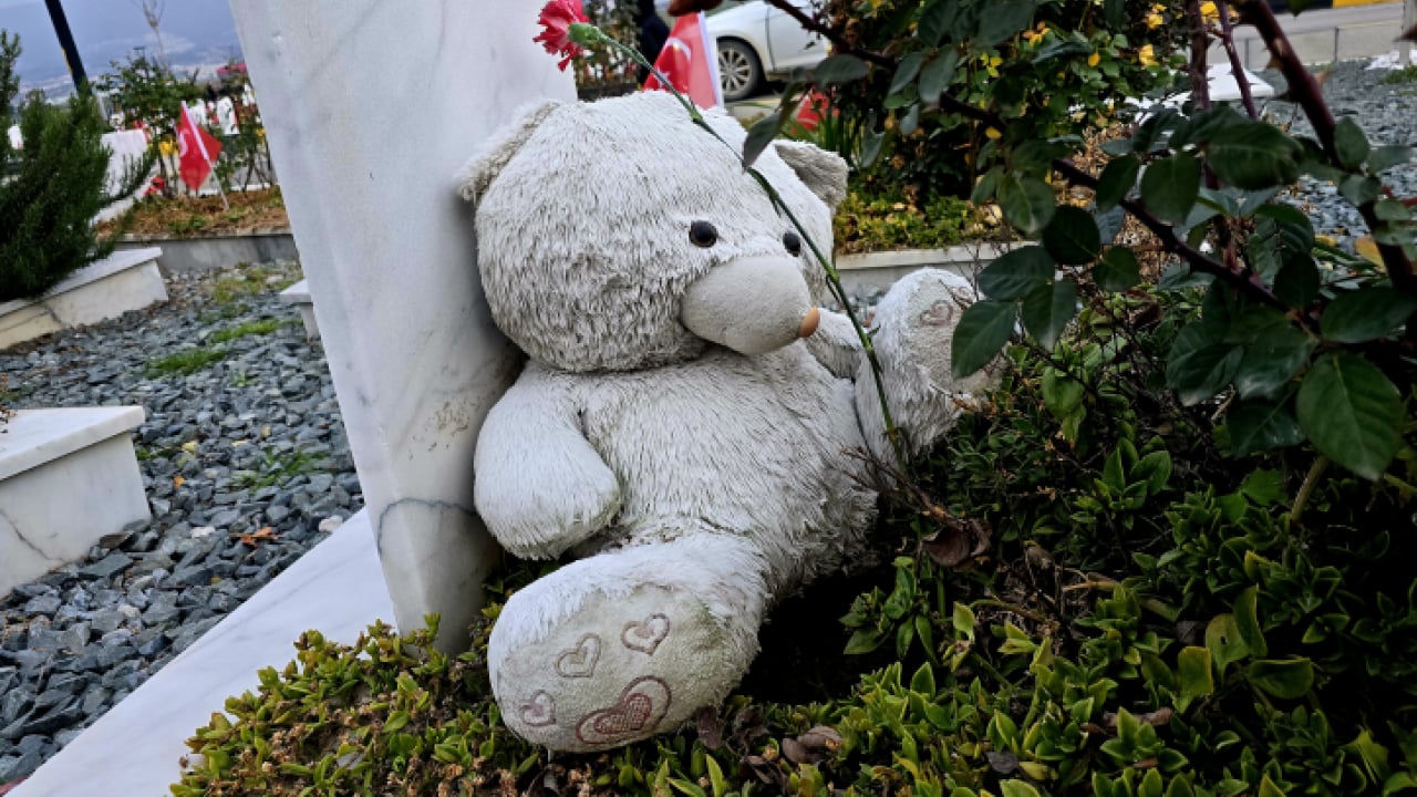 Foto - Asrın felaketinde 3. yıl: Mezarlıklarda hüzünlü buluşma: Kabirlere karanfil bırakıldı