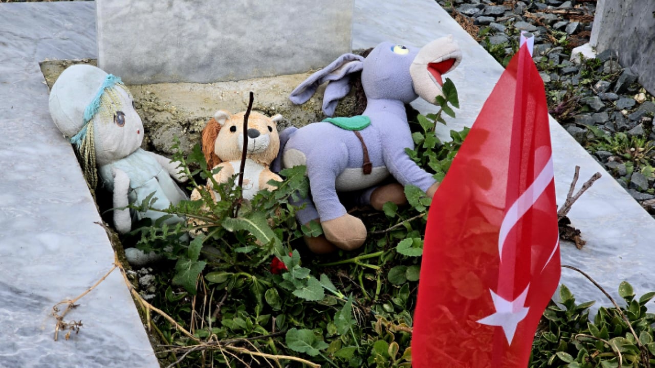 Foto - Asrın felaketinde 3. yıl: Mezarlıklarda hüzünlü buluşma: Kabirlere karanfil bırakıldı