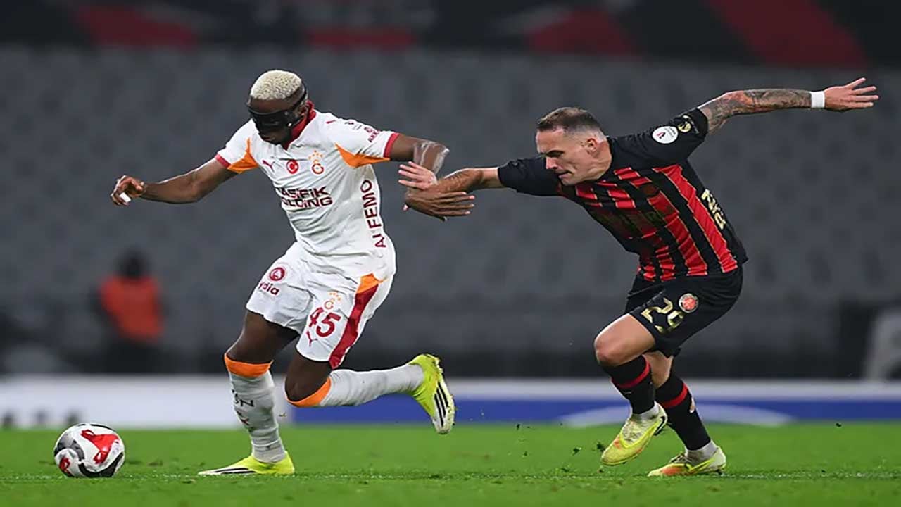 Foto - Atatürk Olimpiyat Stadı'nda tansiyon tavan yaptı! Ünlü yorumcu masayı yumrukladı: 