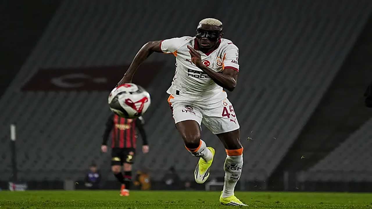 Foto - Atatürk Olimpiyat Stadı'nda tansiyon tavan yaptı! Ünlü yorumcu masayı yumrukladı: 