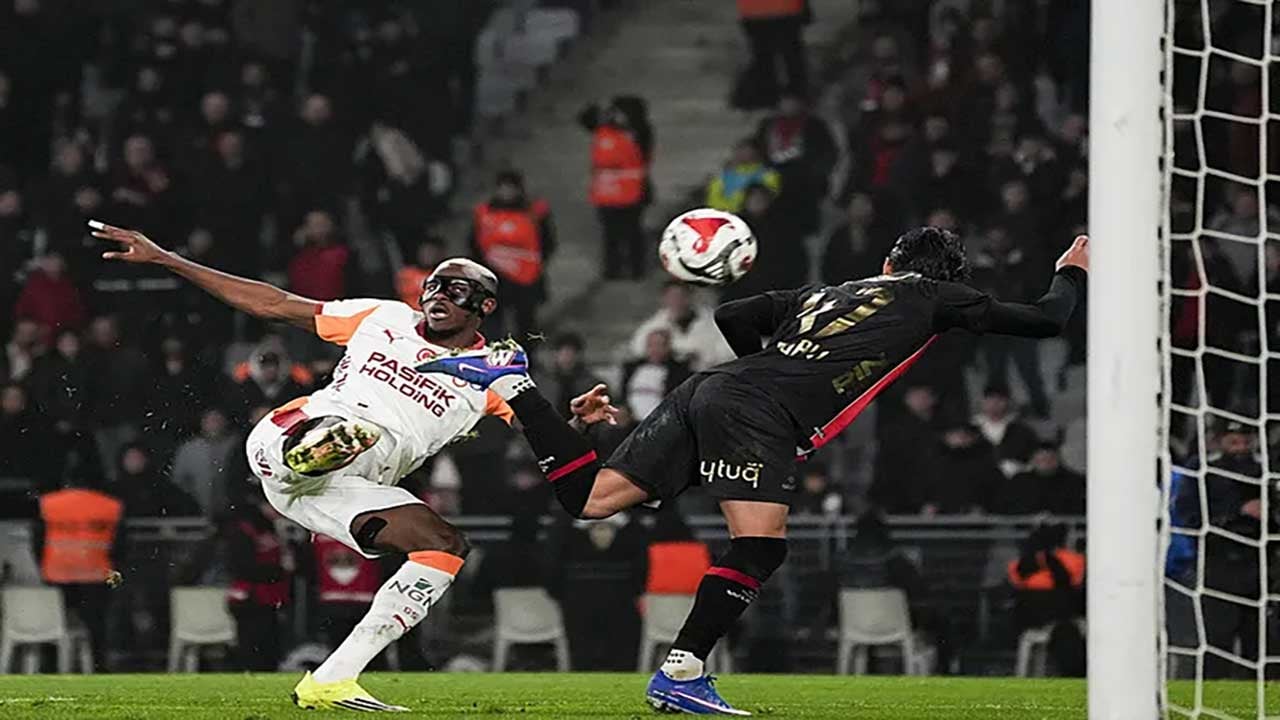Foto - Atatürk Olimpiyat Stadı'nda tansiyon tavan yaptı! Ünlü yorumcu masayı yumrukladı: 