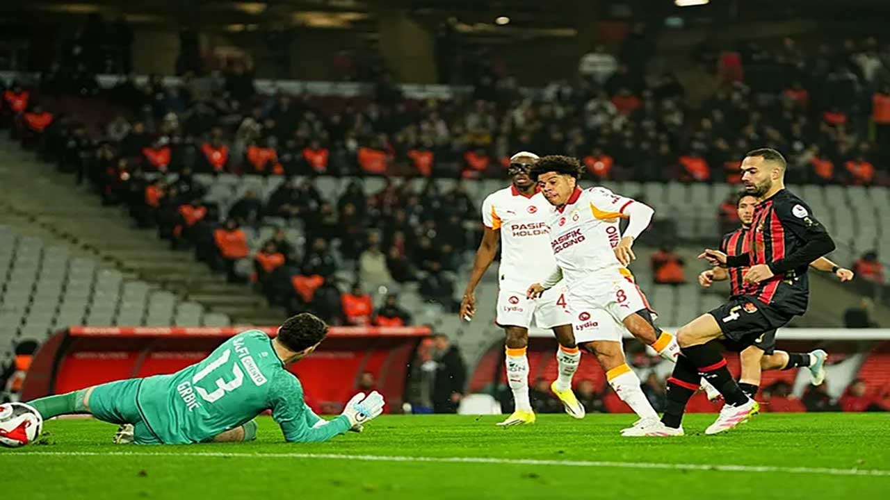 Foto - Atatürk Olimpiyat Stadı'nda tansiyon tavan yaptı! Ünlü yorumcu masayı yumrukladı: 