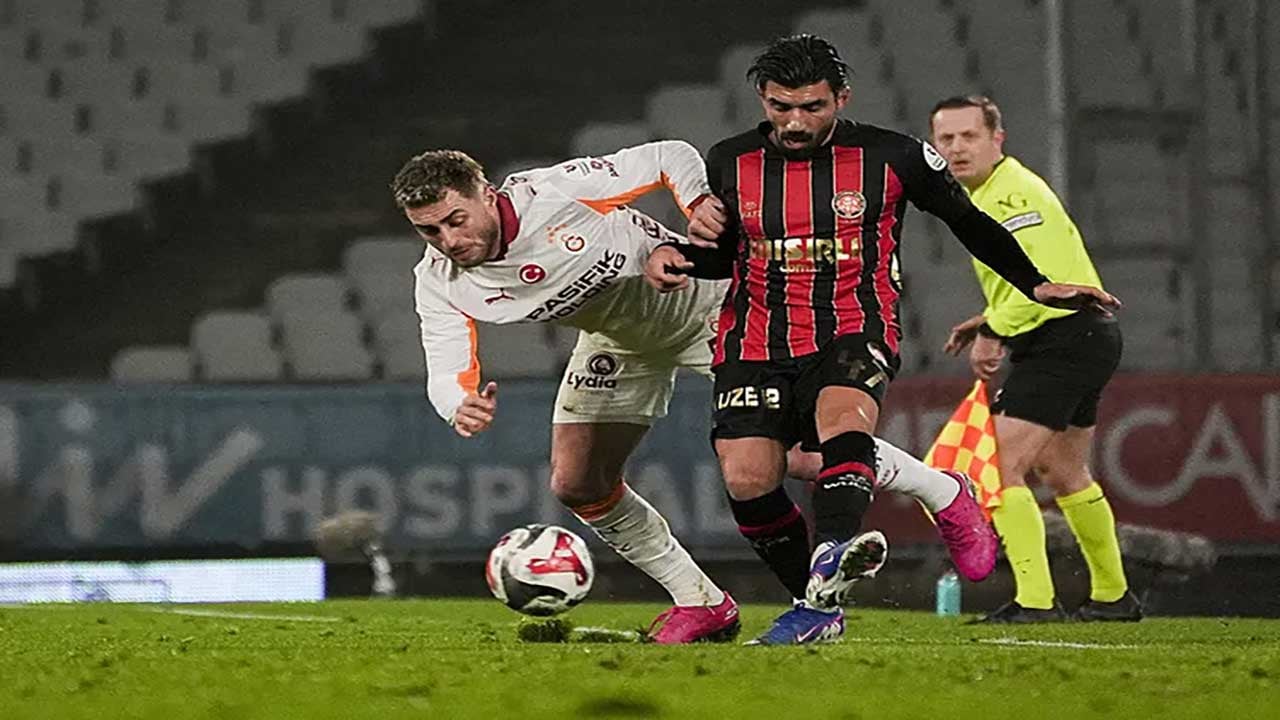 Foto - Atatürk Olimpiyat Stadı'nda tansiyon tavan yaptı! Ünlü yorumcu masayı yumrukladı: 