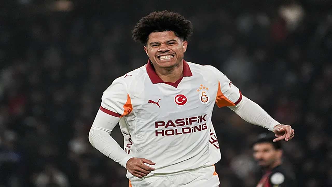 Foto - Atatürk Olimpiyat Stadı'nda tansiyon tavan yaptı! Ünlü yorumcu masayı yumrukladı: 