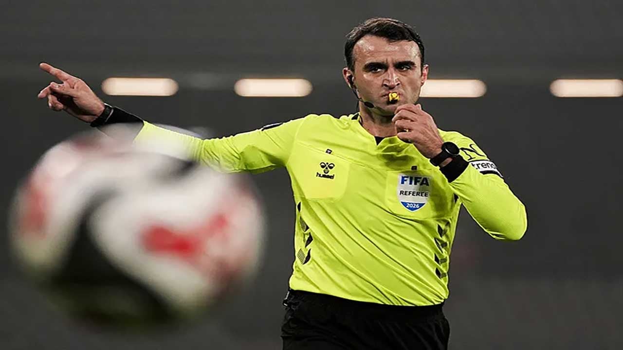 Foto - Atatürk Olimpiyat Stadı'nda tansiyon tavan yaptı! Ünlü yorumcu masayı yumrukladı: 