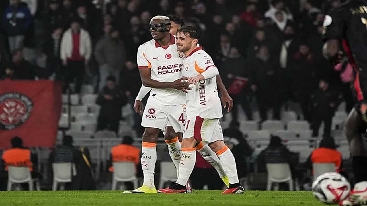 Foto - Atatürk Olimpiyat Stadı'nda tansiyon tavan yaptı! Ünlü yorumcu masayı yumrukladı: 