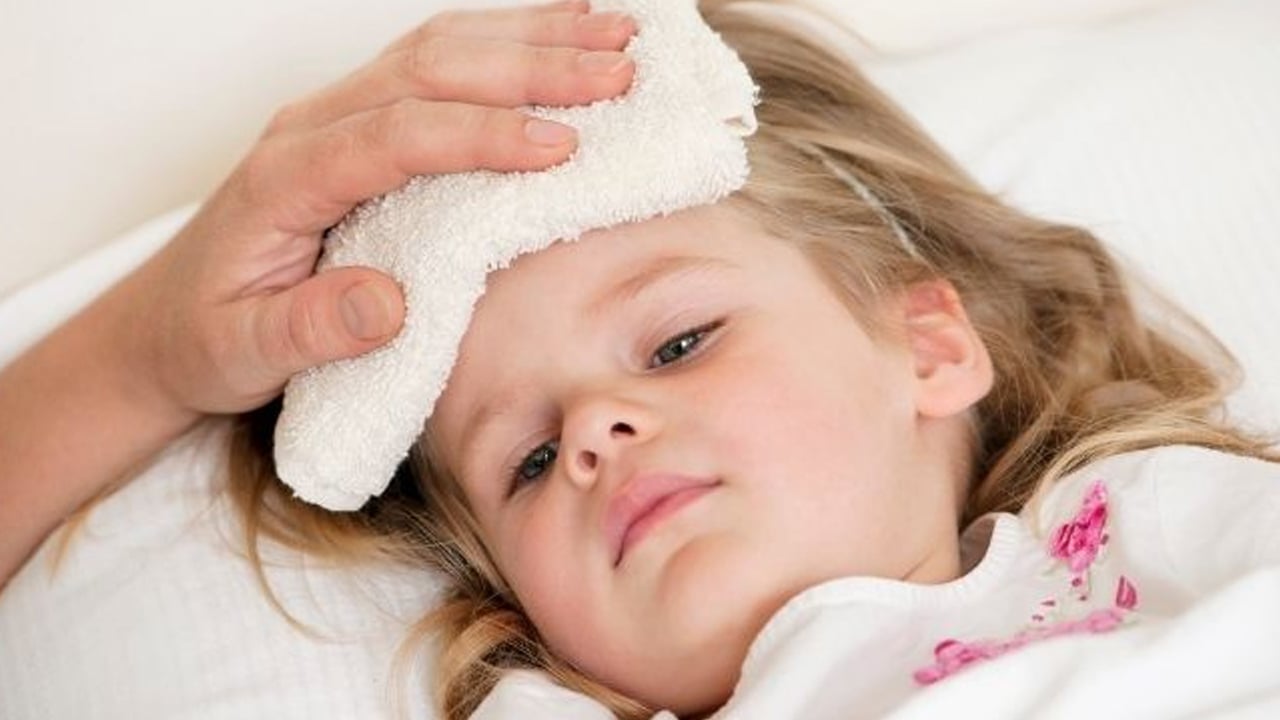 Ateşe ne iyi gelir, ateşi ne düşürür? Su tüketin: Uzun süren sağlık sorunu çok tehlikeli!