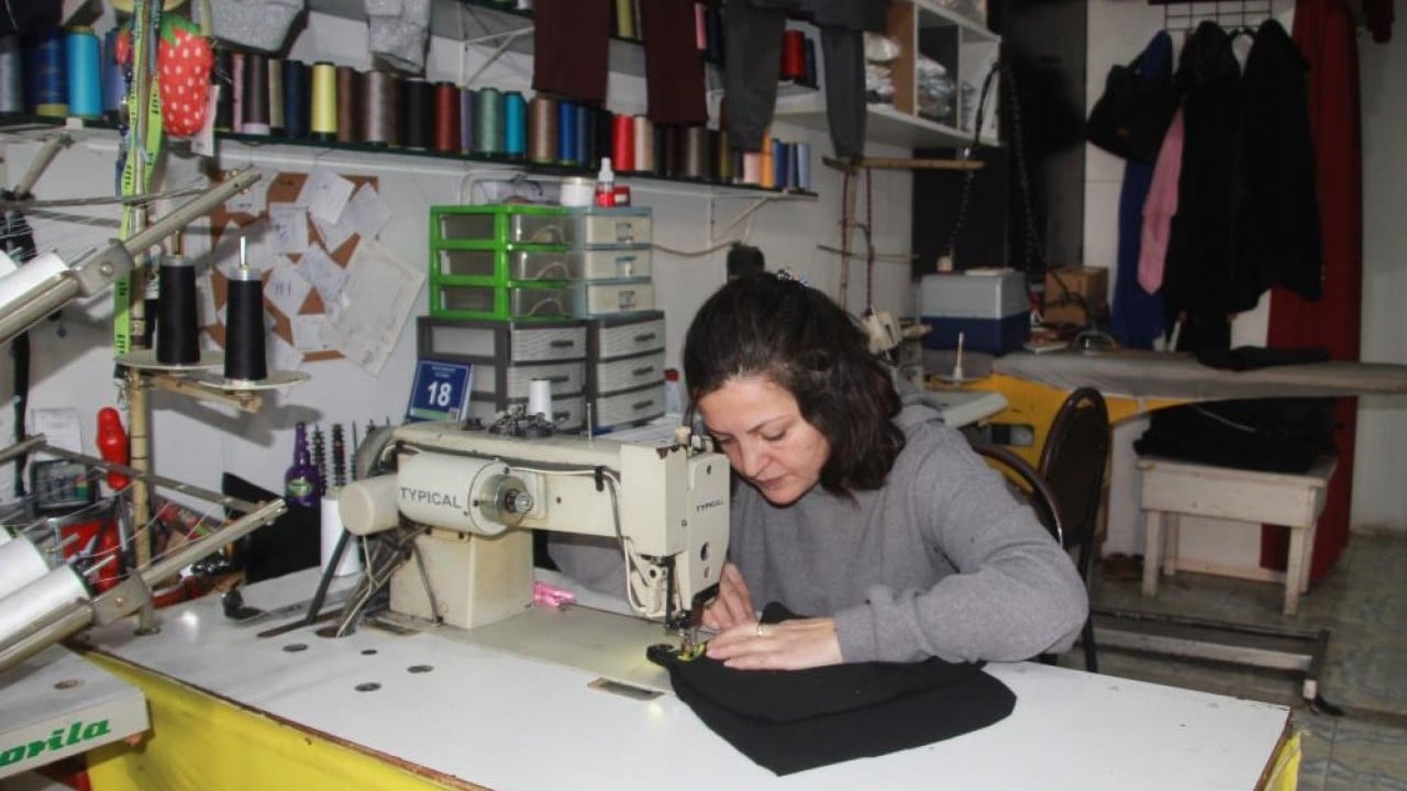 Foto - Atık kumaşlardan 20 dakikada elbise dikip satıyor