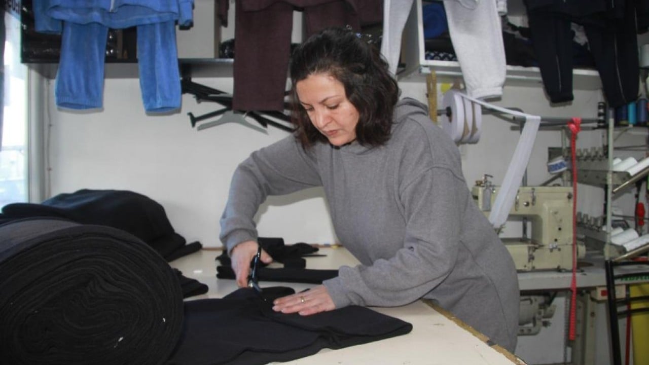Foto - Atık kumaşlardan 20 dakikada elbise dikip satıyor