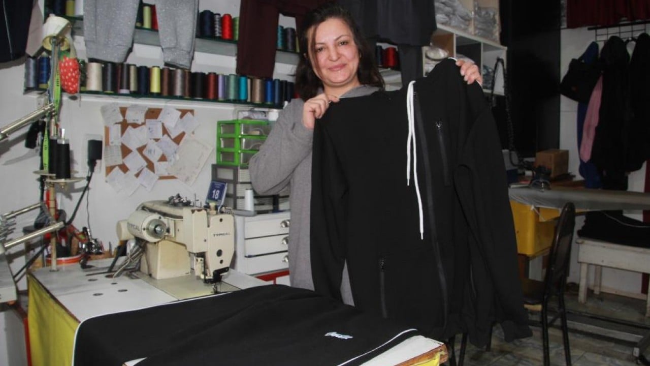 Foto - Atık kumaşlardan 20 dakikada elbise dikip satıyor