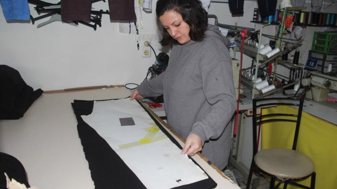 Foto - Atık kumaşlardan 20 dakikada elbise dikip satıyor