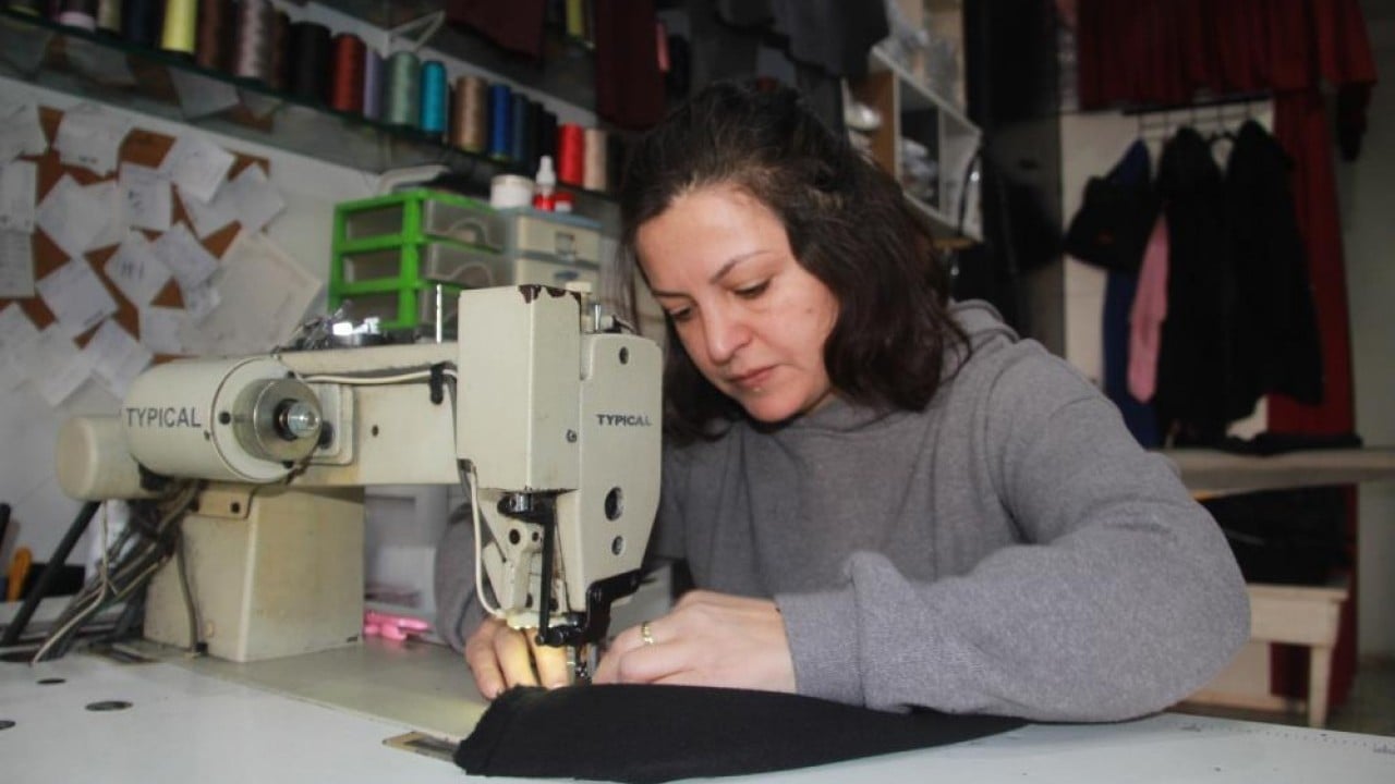 Foto - Atık kumaşlardan 20 dakikada elbise dikip satıyor