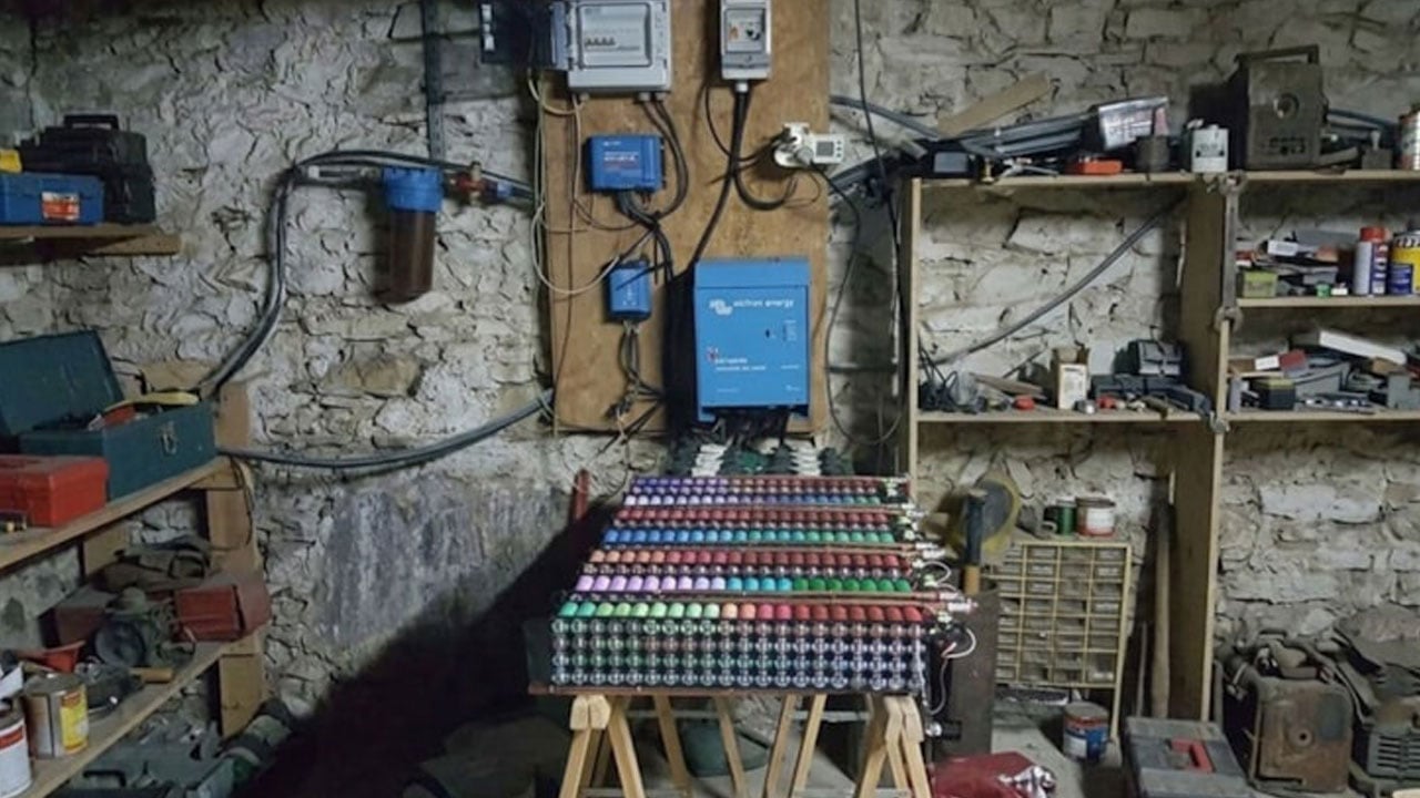 Foto - Atık pilleri toplayıp elektrik santrali kurdu: 9 yıldır bedava elektrik üretiyor