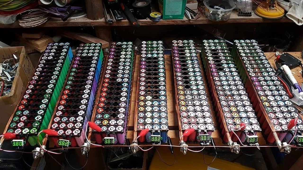 Atık pilleri toplayıp elektrik santrali kurdu: 9 yıldır bedava elektrik üretiyor