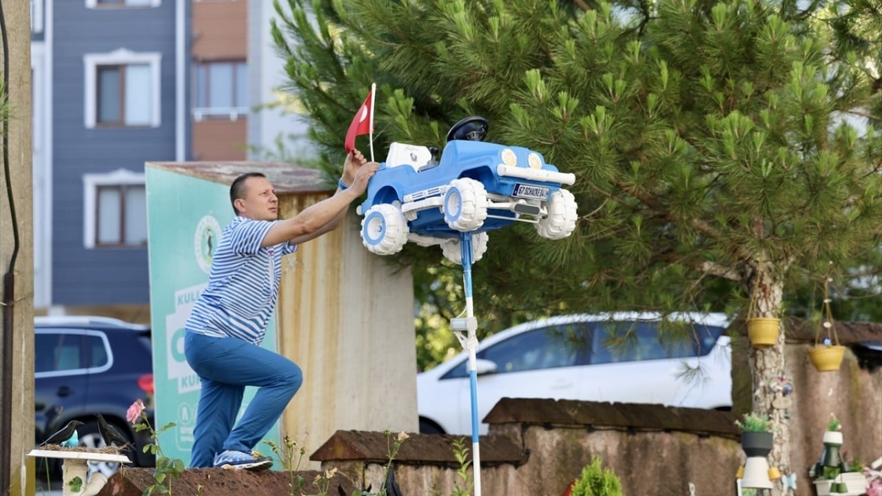 Foto - Atık ve hurdalar onun elinde sanata dönüşüyor! Borudan sokak lambası klima ünitesinden tank